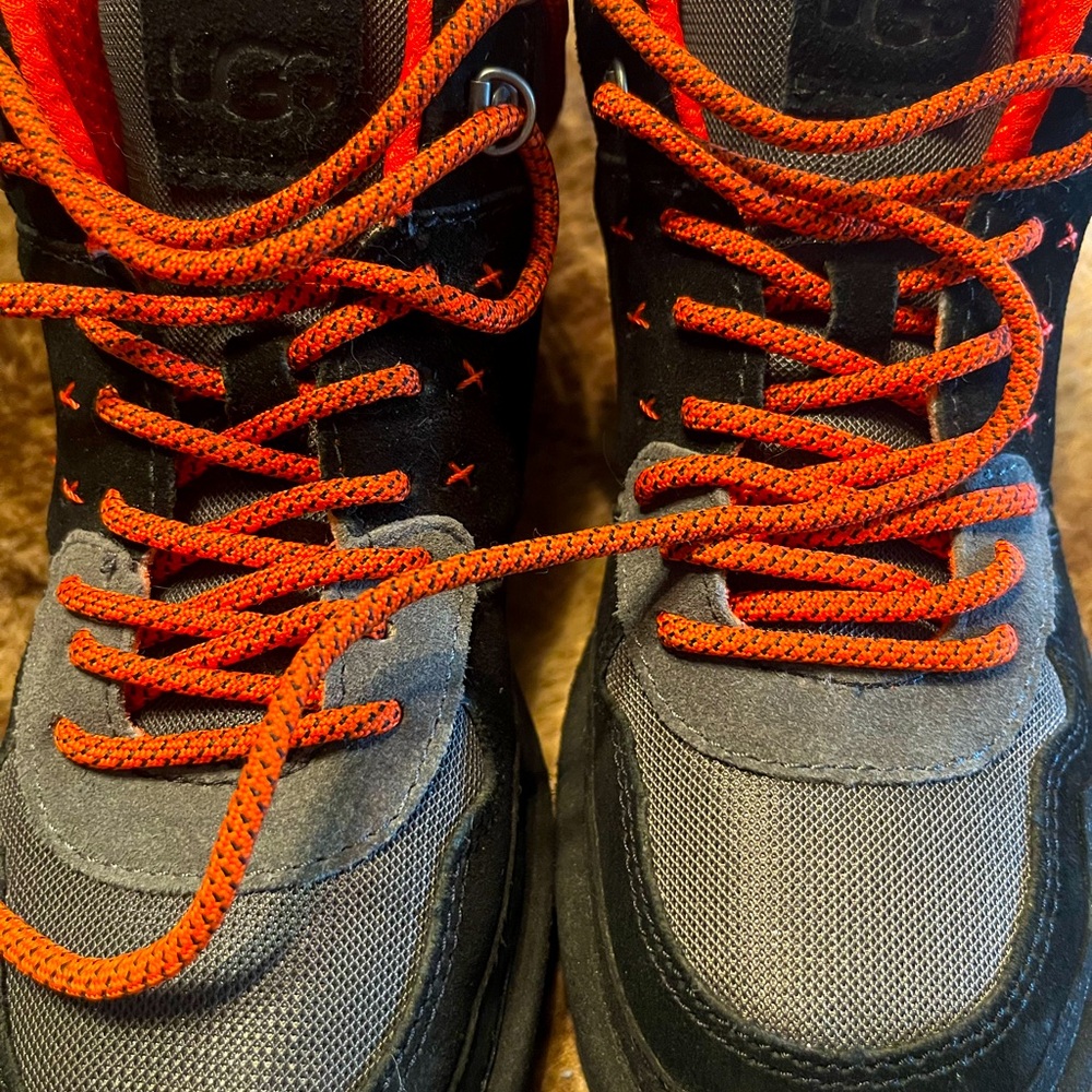 UGG HI HERITAGE BOOT. Size 7. Black/Orange/Grey